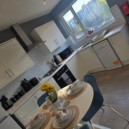 Prázdninový dům Stylish 3-bed With Parking - Ideal For Long Leeds (West Yorkshire)