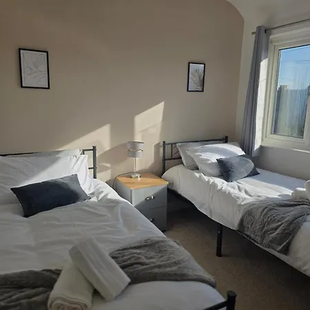 Stylish 3-bed With Parking - Ideal For Long Nyaraló Leeds