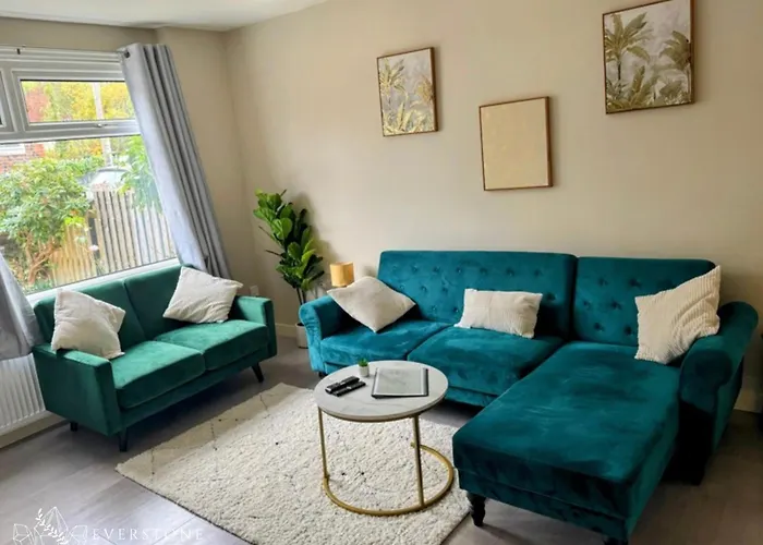 Stylish 3-bed With Parking - Ideal For Long *