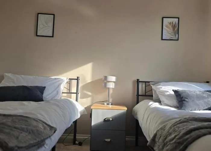 Stylish 3-bed With Parking - Ideal For Long Nyaraló *