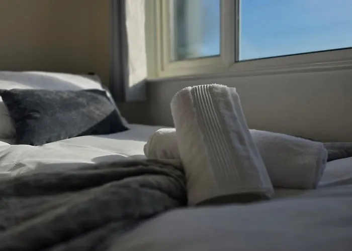 Stylish 3-bed With Parking - Ideal For Long Leeds