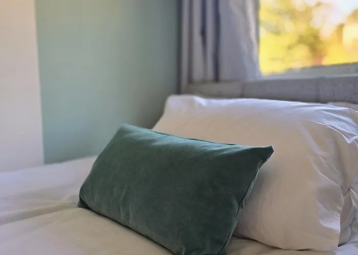 Stylish 3-bed With Parking - Ideal For Long * Leeds