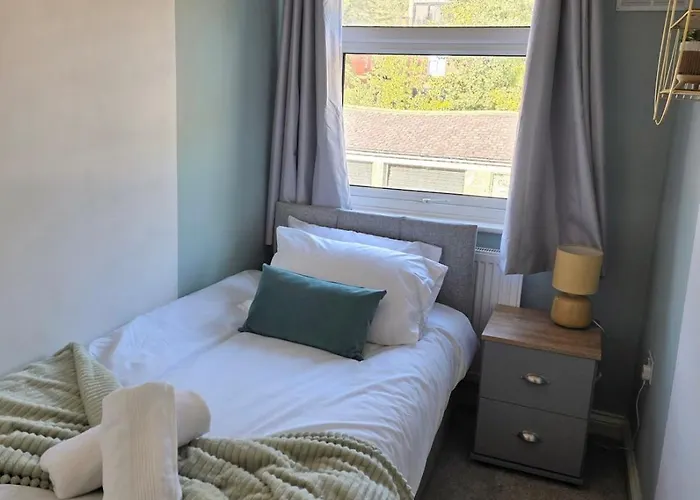 Stylish 3-bed With Parking - Ideal For Long