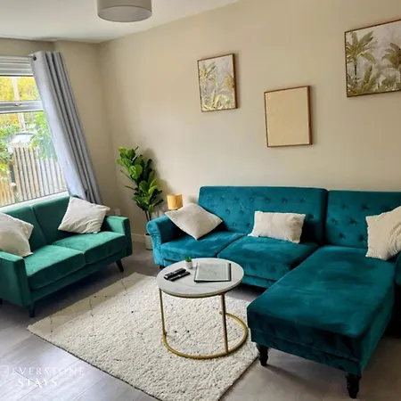 Stylish 3-bed With Parking - Ideal For Long *