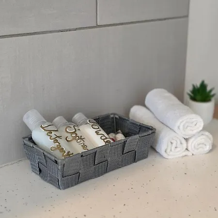 Stylish 3-bed With Parking - Ideal For Long Лидс