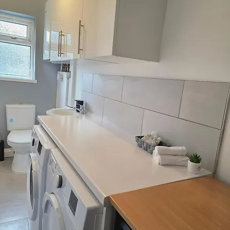 Stylish 3-bed With Parking - Ideal For Long Leeds (West Yorkshire)