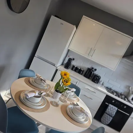 Holiday home Stylish 3-bed With Parking - Ideal For Long Leeds (West Yorkshire)