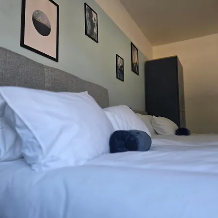 Holiday home Stylish 3-bed With Parking - Ideal For Long *