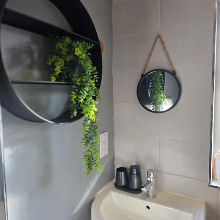 Дом отдыха Stylish 3-bed With Parking - Ideal For Long