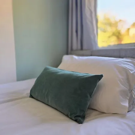 Stylish 3-bed With Parking - Ideal For Long * Leeds (West Yorkshire)