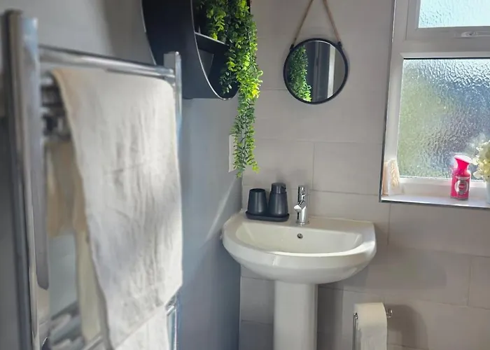 Stylish 3-bed With Parking - Ideal For Long