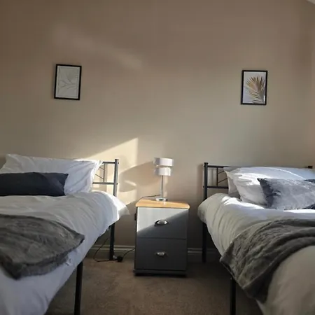 Stylish 3-bed With Parking - Ideal For Long Semesterbostad *