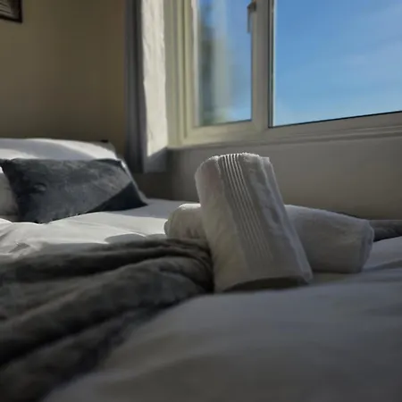 Stylish 3-bed With Parking - Ideal For Long Leeds (West Yorkshire)