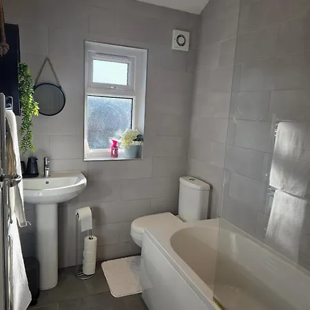 Stylish 3-bed With Parking - Ideal For Long Leeds (West Yorkshire)