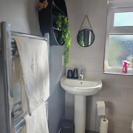 Stylish 3-bed With Parking - Ideal For Long