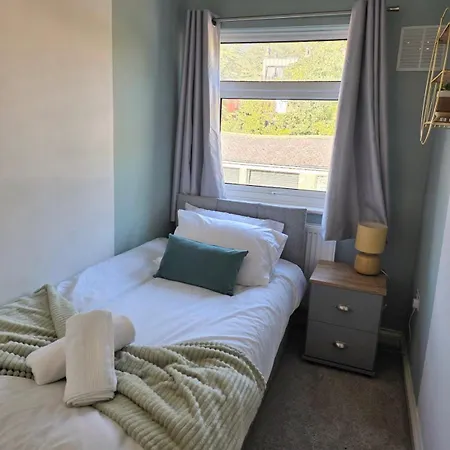 Stylish 3-bed With Parking - Ideal For Long