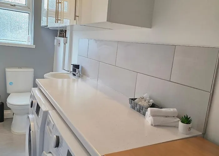 Stylish 3-bed With Parking - Ideal For Long Leeds (West Yorkshire)