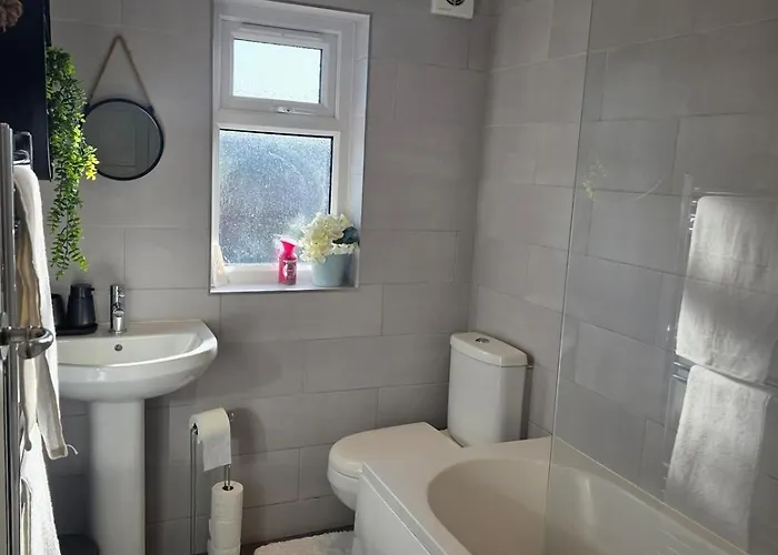 Stylish 3-bed With Parking - Ideal For Long Leeds (West Yorkshire)